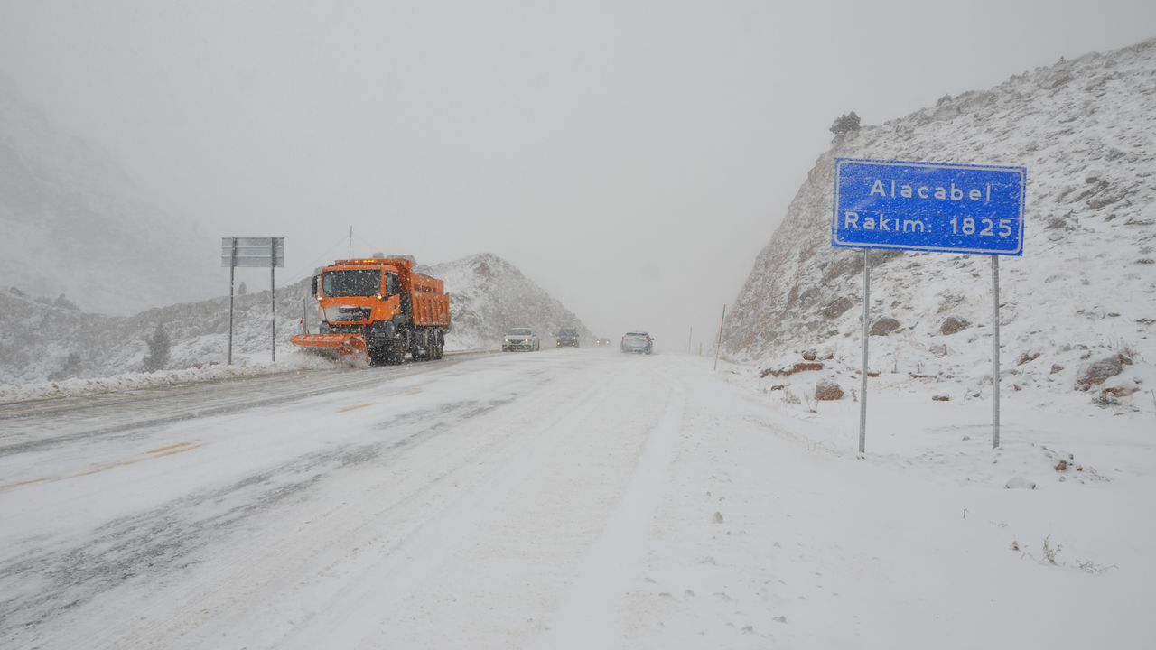 Akseki'de kar yağışı başladı
