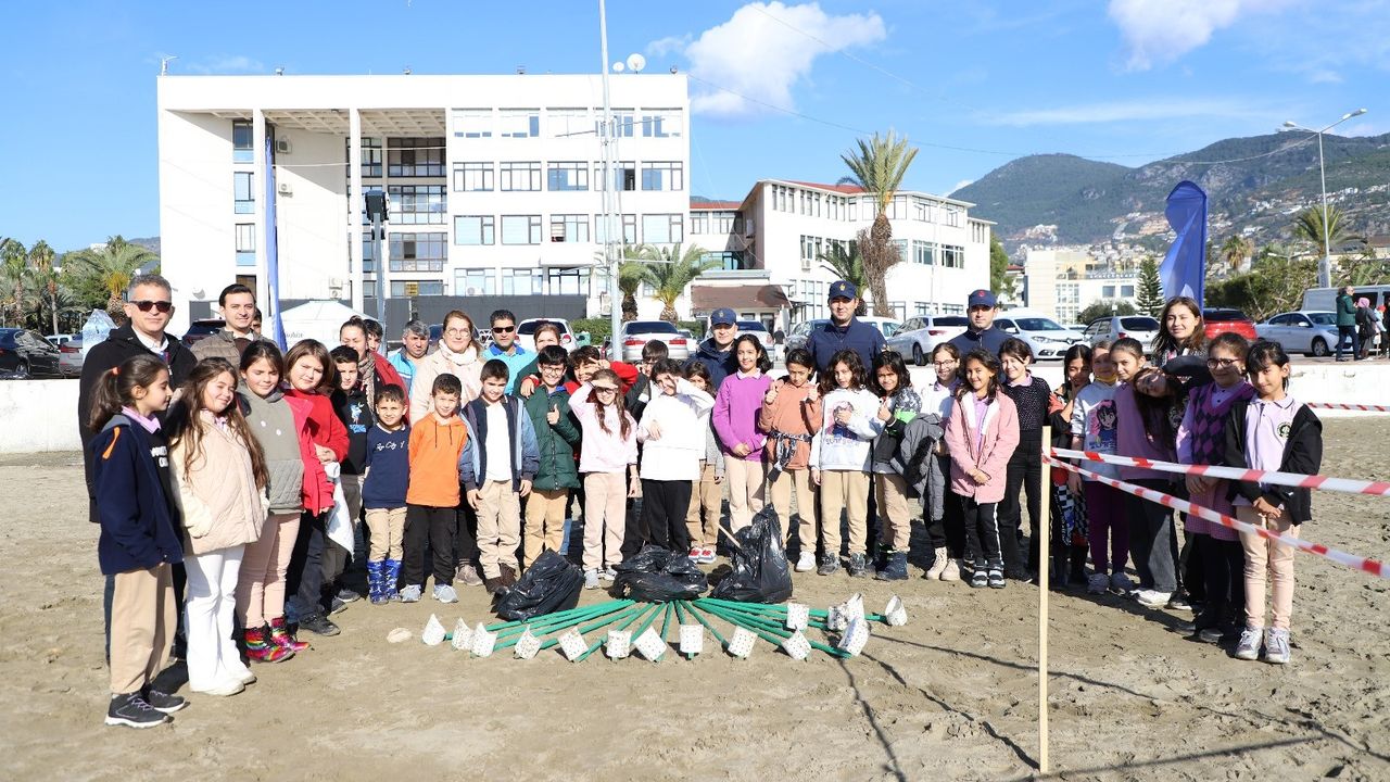 Galip Dere Halk Plajı’nda temizlik