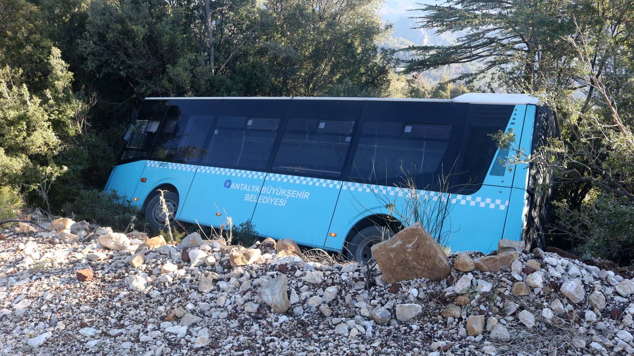 Antalya'da halk otobüsü şarampole düştü