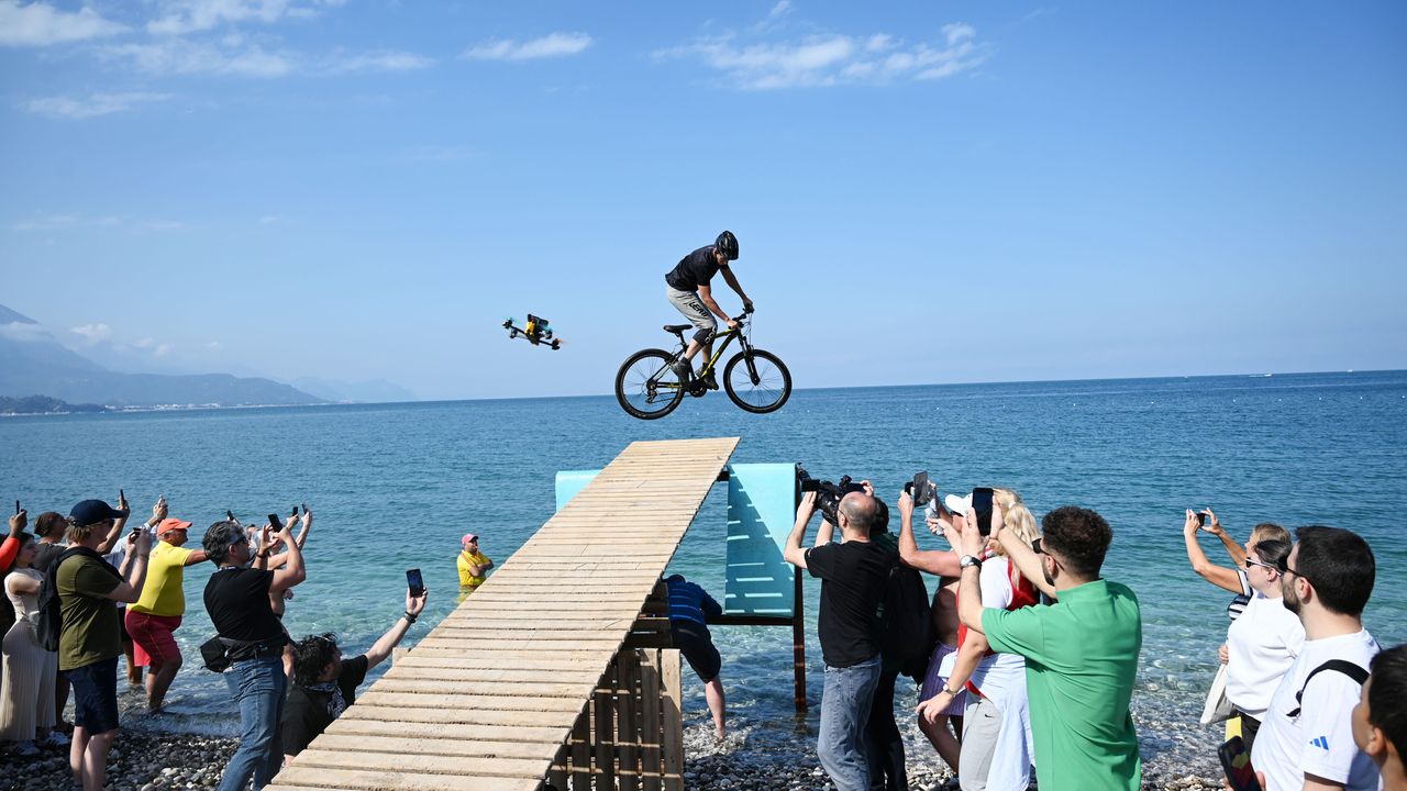 Kemer'de gökyüzünden denize pedal çevirdiler