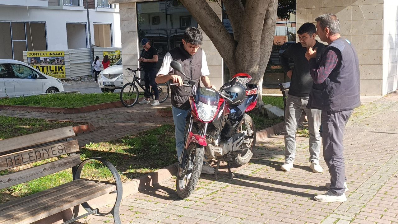 Manavgat’ta motosikletli otomobile çarptı