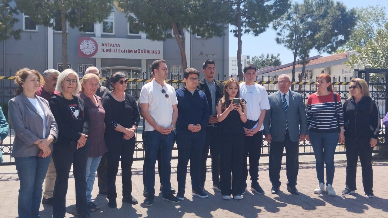 İl Milli Eğitim önünde liselilerden eylem