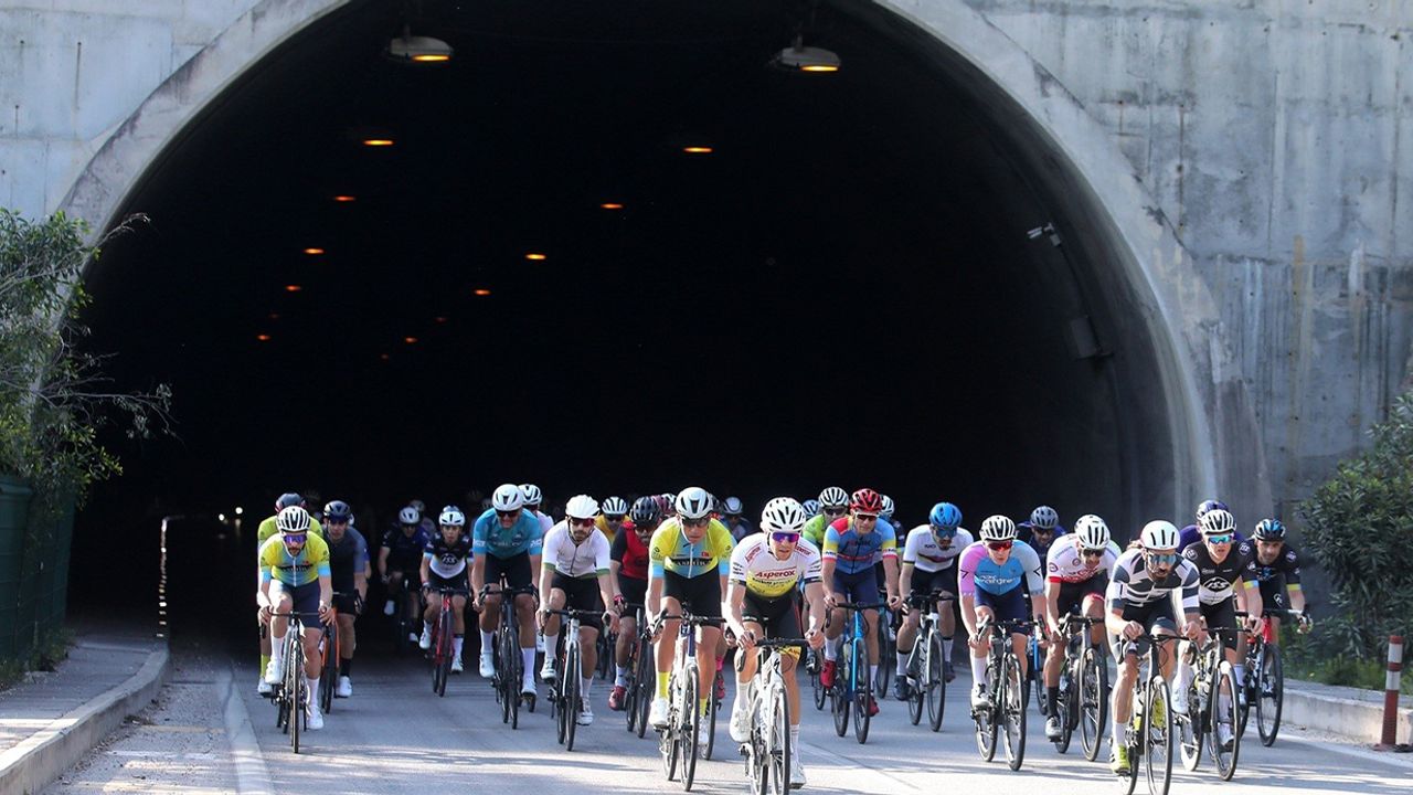 Kemer’de pedallar dostluk için döndü