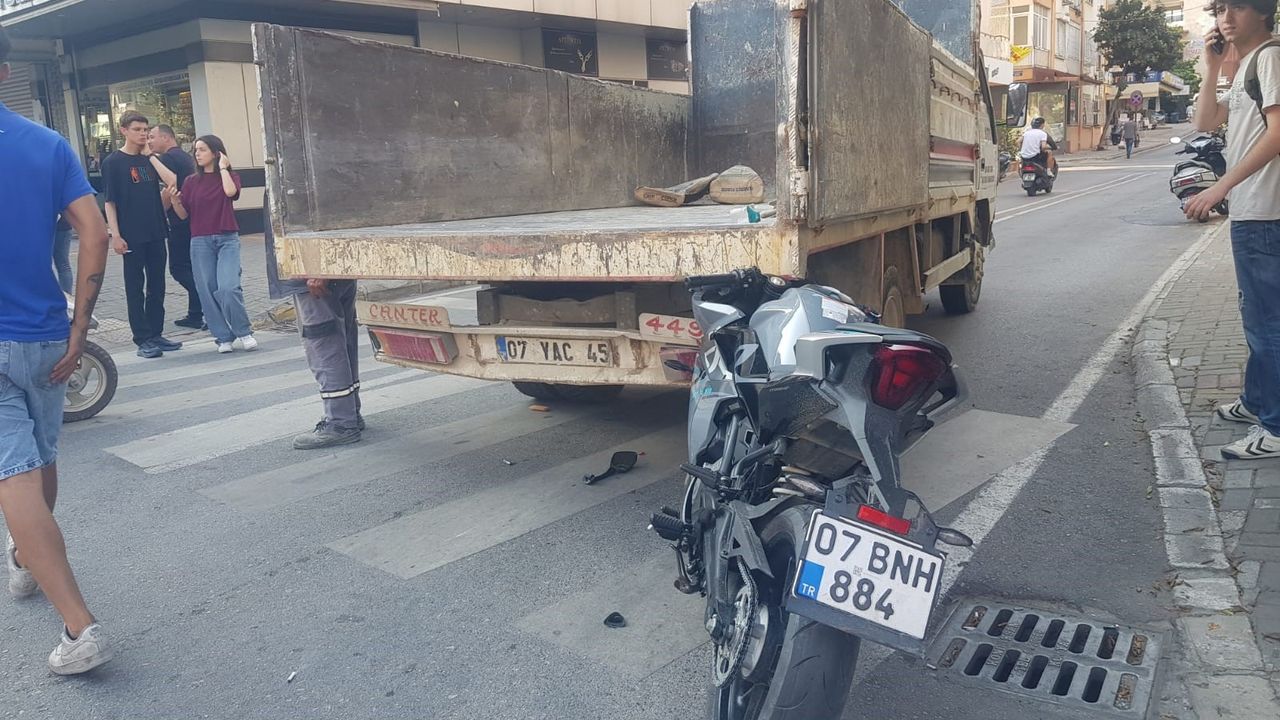 Alanya'da motosiklet kaza geçirdi: 2 kişi yaralandı