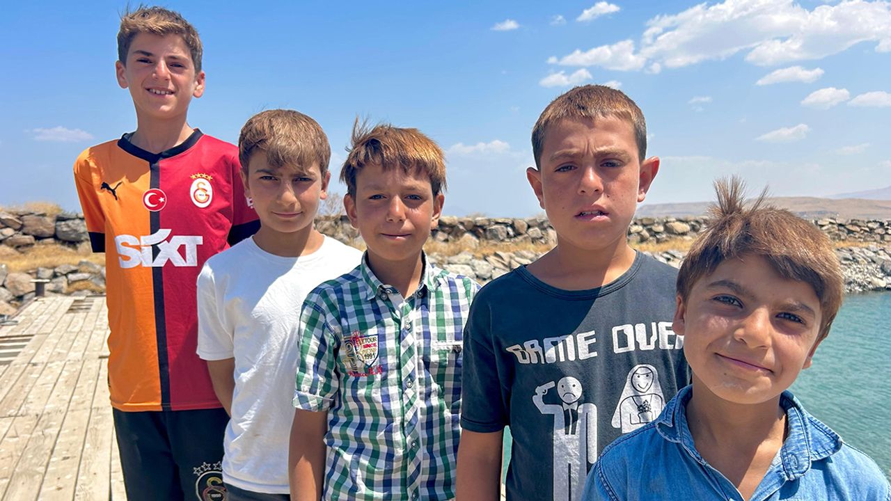 Göle girenin saç rengi değişiyor