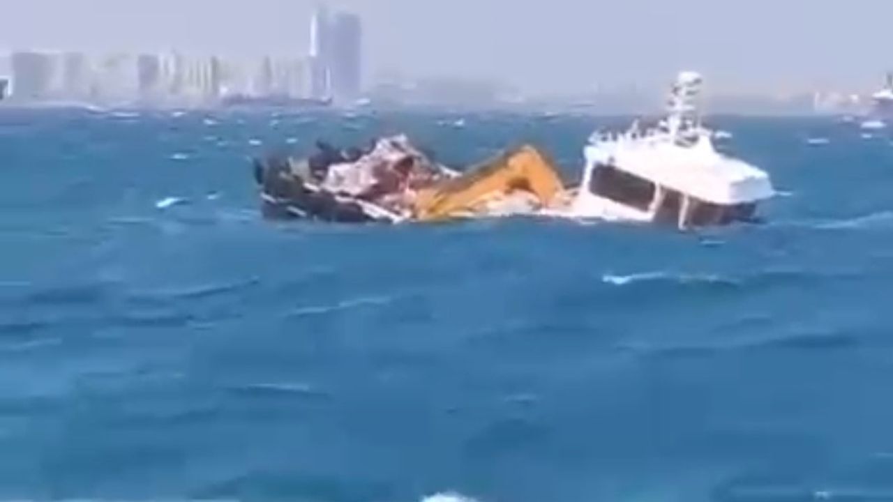 Kuvvetli fırtınada gemi battı: 4 kişi kurtarıldı