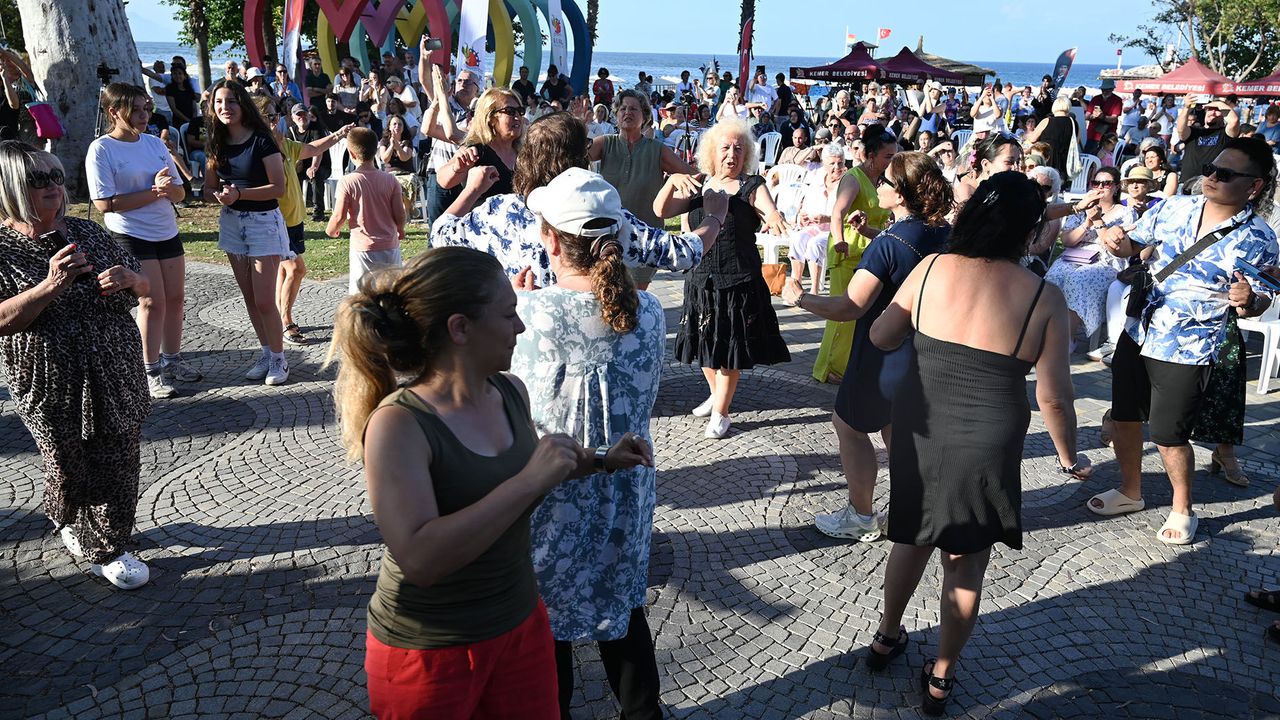 Kemer yaza konserlerle girdi