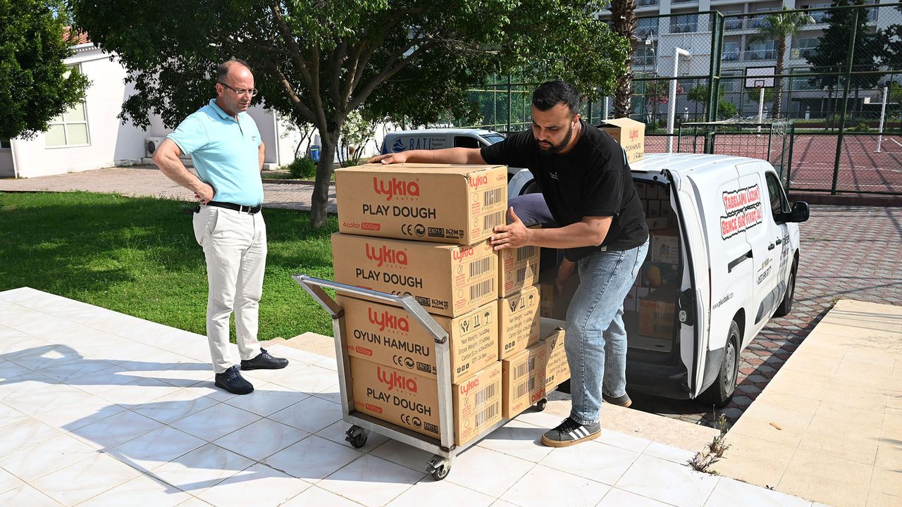 Kemer'de öğrencilere kırtasiye desteği