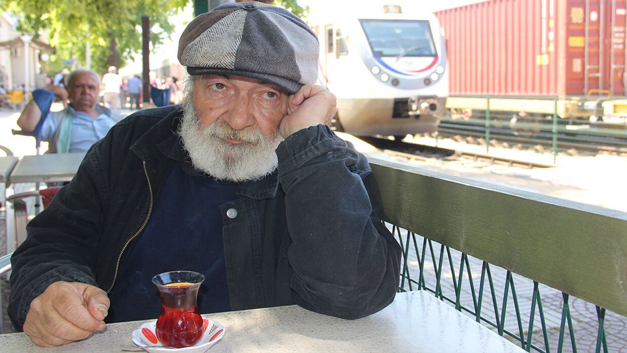 Evsiz kaldı trenler evi oldu