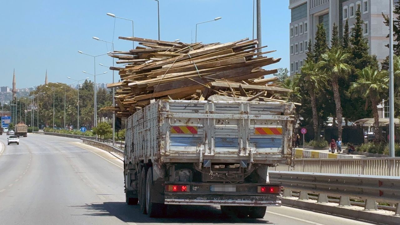 Muratpaşa'da Tehlikeli Kamyon Seyri: Yükler Yola Döküldü