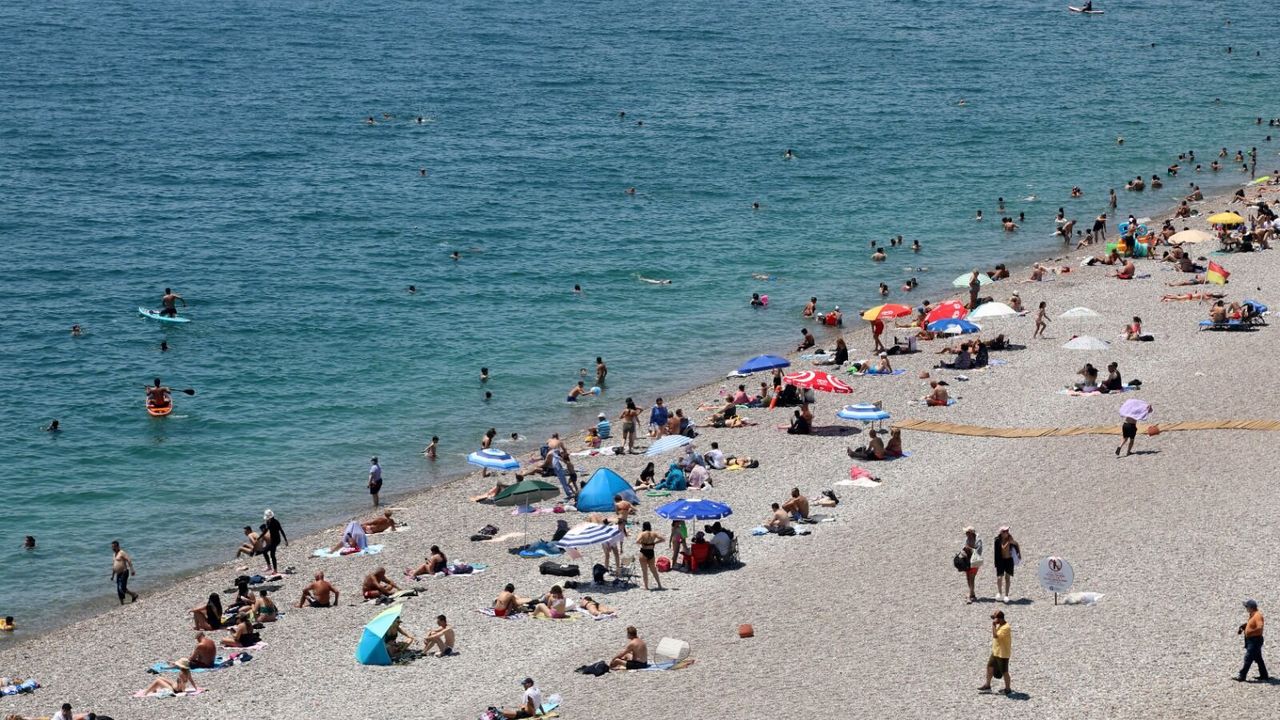 Antalya'da sıcaklık 30 dereceyi aştı
