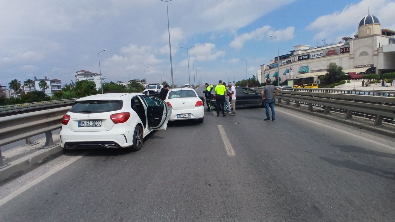 Manavgat'ta zincirleme kaza trafiği aksattı