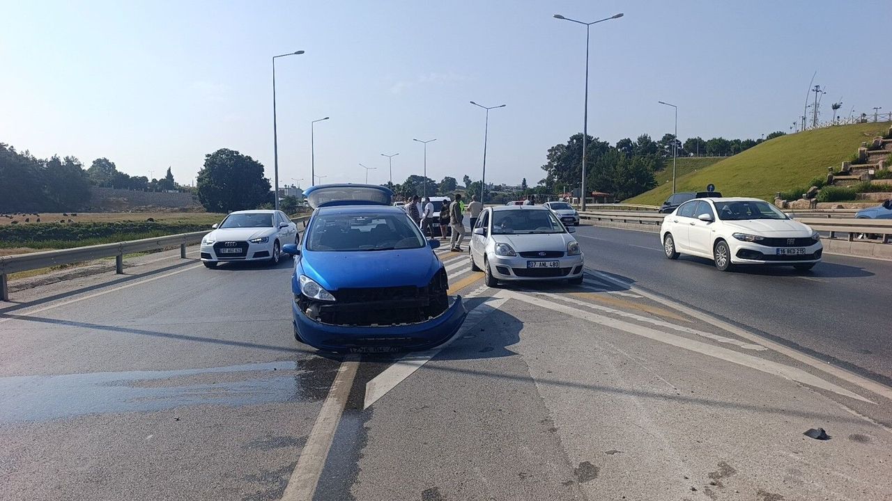Otomobil ile motosiklet çarpıştı