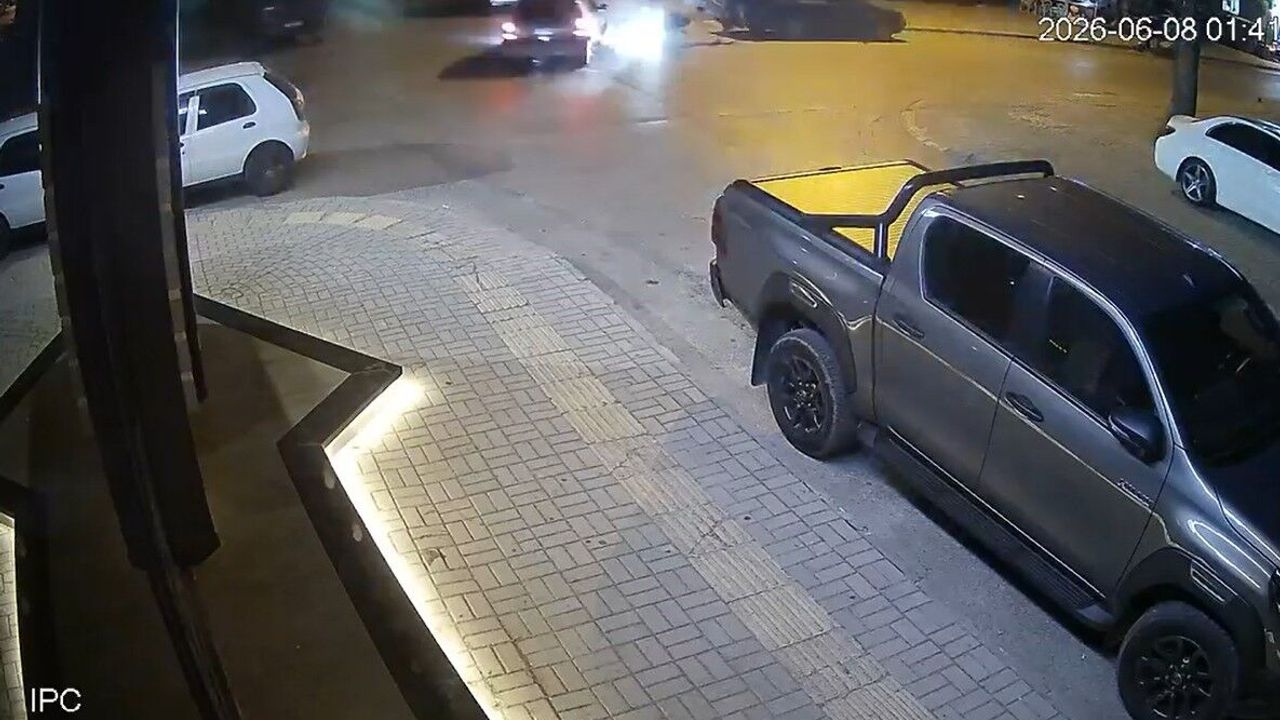 Motosikletli metrelerce uçtu