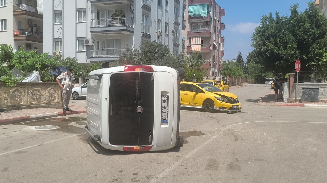 Ticari araç kazada yan yattı