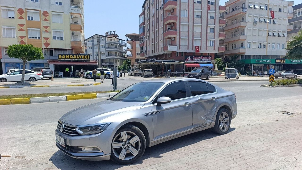 Motosiklet ile otomobil çarpıştı