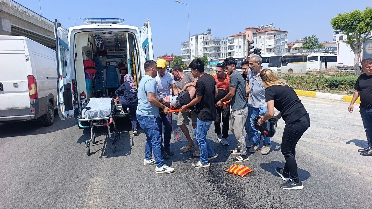 Manavgat'ta yola dükülen yağ kazaya neden oldu