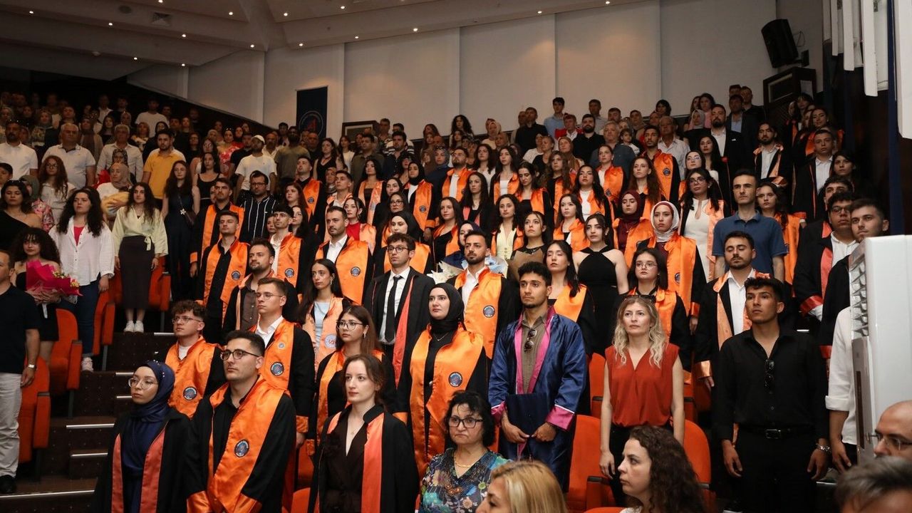 AÜ'de mezuniyet heyecanı