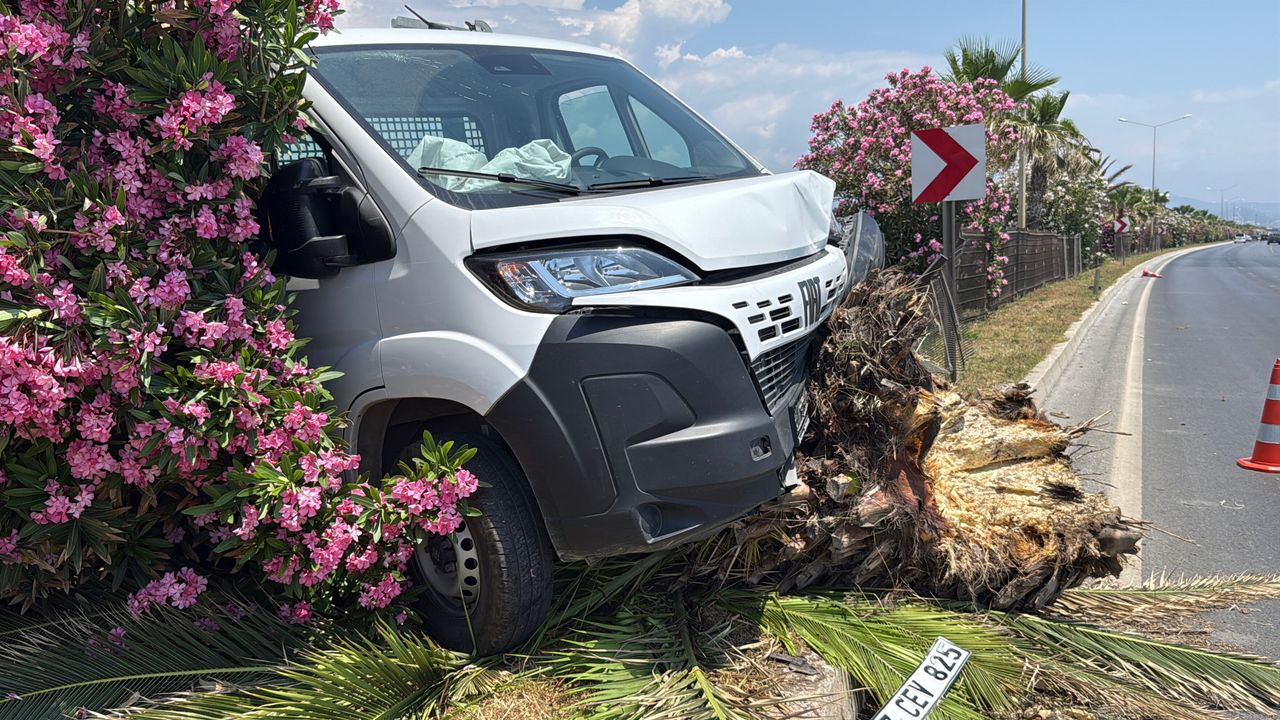 Alanya'da kamyonetle çarpışan motosikletli öldü