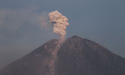 Semeru Yanardağı'nda 16 patlama