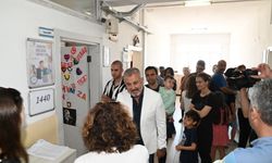Başkan Sözen,  eşi ve kızıyla  beyaz ceketle oy kullandı