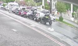 Minibüsten indi otomobile çarpıldı