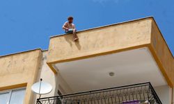 Eşinden boşanamadı çatıya çıktı