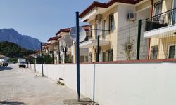 Kemer'den pazar esnafına gölgelik desteği