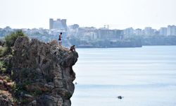 Falezlerde tehlikeli atlayış