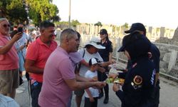 Jandarma, Side'de vatandaşlar ve turistlerle bayramlaştı