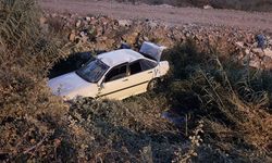 Virajı alamayan otomobil kanala uçtu