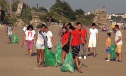 Romanyalı öğrenciler, sahilleri temizledi