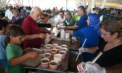 Kemer'de iki mahallede aşure dağıtıldı