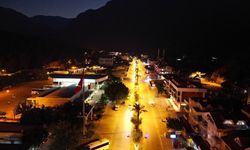 Kemer'de sokaklar ışıl ışıl