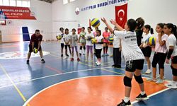 Muratpaşa'da voleybol kursuna yoğun ilgi