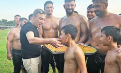 Güreş Ağası'ndan baklava ikramı