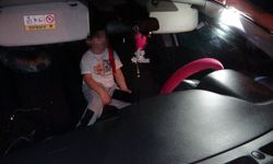 3 yaşındaki çocuk arabada mahsur kaldı