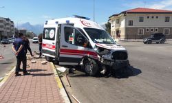 Ambulans, ciple çarpıştı