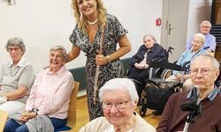 Flütüyle yaşlı Almanları neşelendirdi