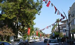 Kemer'de caddeler bayraklarla süslendi