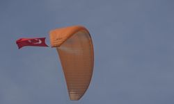 Türk bayrakları eşliğinde yamaç paraşütü