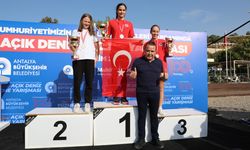 Antalya'da Cumhuriyet için kulaç attılar