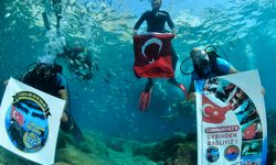 Kemer'de deniz altında Cumhuriyet kutlaması