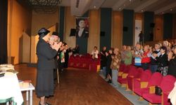 Aktif Yaşlılar tiyatro gösterisi düzenledi