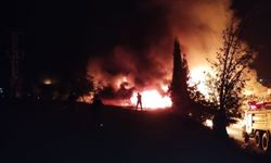 Korkuteli'de plastik fabrikası alevlere teslim oldu