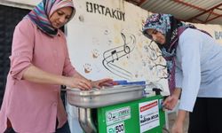 Kadınlara domates sıkma makinası