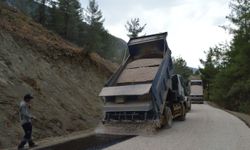Finike'de grup yolunda asfalt çalışması