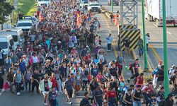 Binlerce göçmen sınıra gidiyor