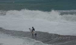 Deniz sörfçülere kaldı 