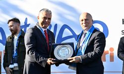 Başkan Uysal'a Erzurumlulardan plaket